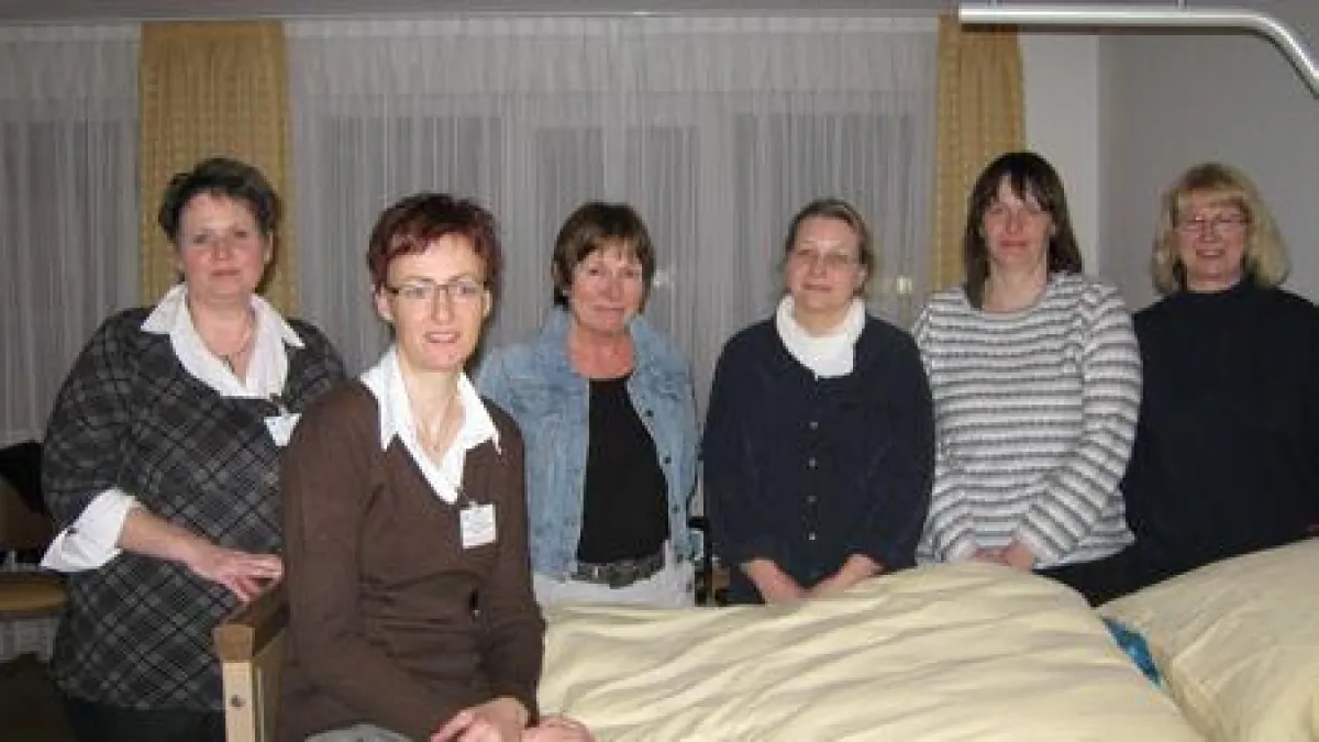 Laden zum nächsten Pflegekurs ein: Pflegetrainerinnen Manuela Nagel und Claudia Sperzel (v. l.) mit den Teilnehmern des letzten Pflegekurses.