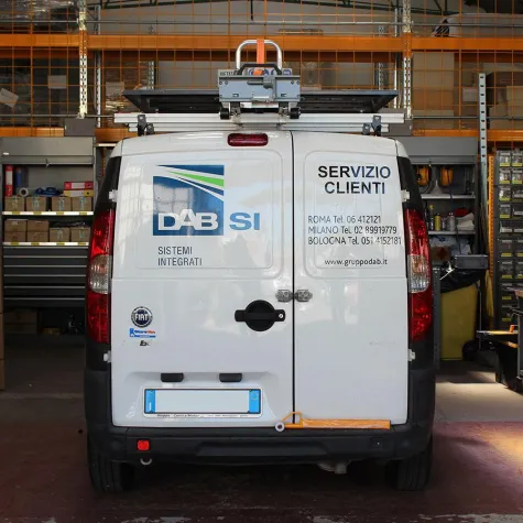 Bild: Ein kleiner Fiat Doblò, eine funktionelle Einrichtung einer mobilen Werkstatt von StoreVan