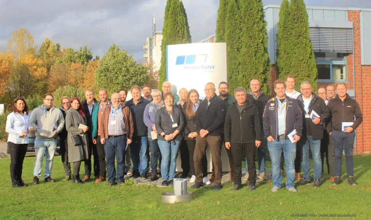 Bild: Teilnehmer des vgbe energy Ölworkshops tauchen ein in die Herstellung von Ölnebelabscheidern