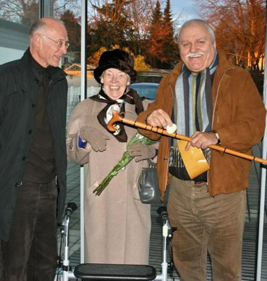 Gehstock und Rollator einer Besucherin des ev. Altenheimes in Lohmar werden mit den Sicherheitsklebepunkten ausgestattet. V.l: Rolf Binnenbrücker, Vorsitzender des FöS, Frau Piefke, Frank Kremer, kfm.