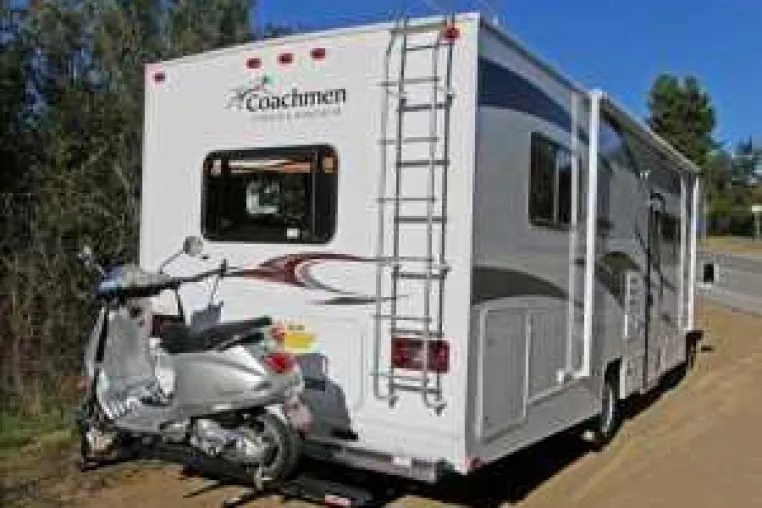 Bild: Dolce Vita-Feeling in Los Angeles: CANUSA TOURISTIK mit neuer Reise-Kombi aus Wohnmobil und Vespa