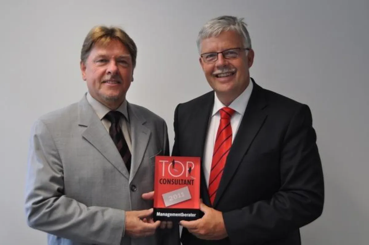 Die Geschäftsführer Ulrich Rohde und Michael Mötter mit der Auszeichnung als TOP CONSULTANT