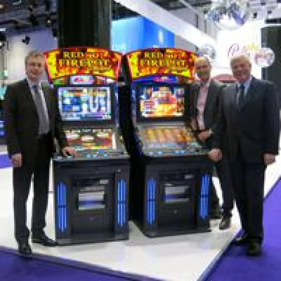 Geschäftsführer Lars Rogge, Thomas Wendt und Wolfram Seiffert mit SINGLE JACKPOT auf der ICE 2015.