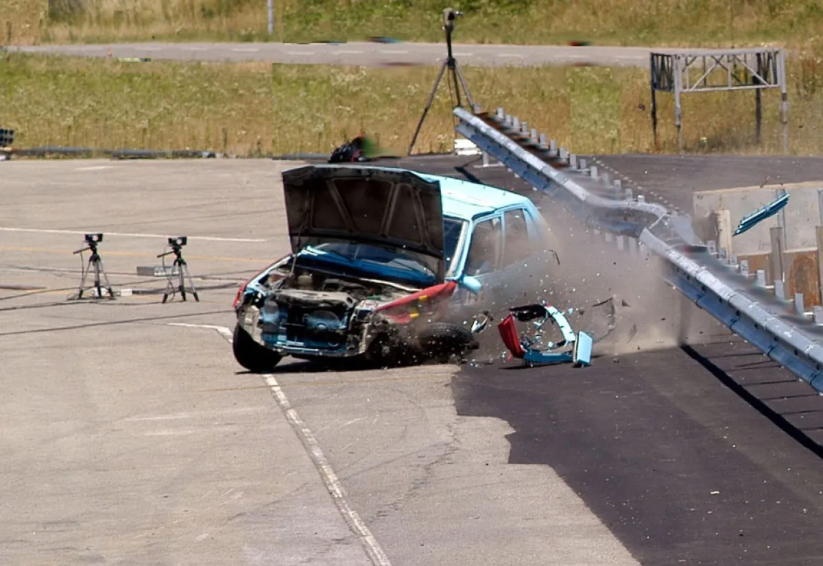 Crash-Test eines PKW an einer Straßenleitschiene in der Praxis