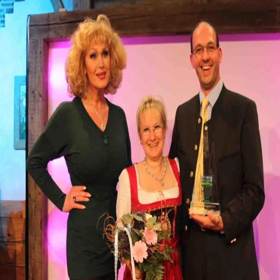 Innovativstes Wellness-Angebot: Gloria Gray (l) übergab den  Award an Sonja und Markus Schmelmer (Foto: S. Kargus/Thexterei)