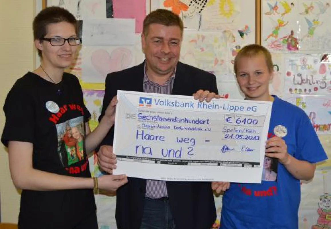Überreichten einen Spendenscheck an Frank Fleßer von der Initiative: Ronja Laur und Melissa Momm
