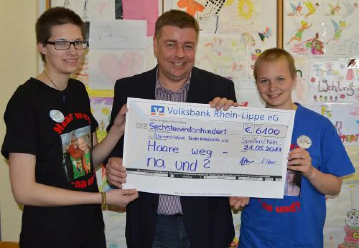 Überreichten einen Spendenscheck an Frank Fleßer von der Initiative: Ronja Laur und Melissa Momm