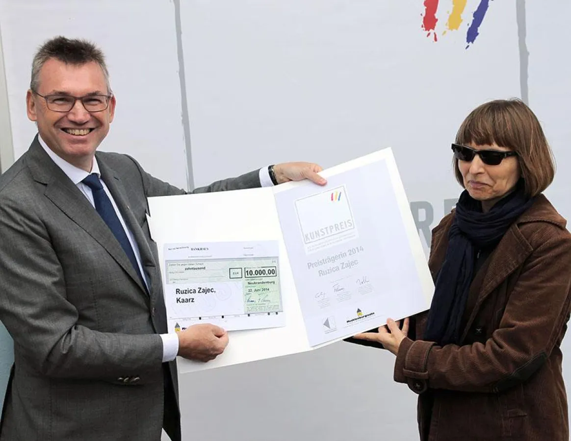 Ruzica Zajec ist Trägerin des Kunstpreises 2014. Vorstandsvorsitzender Thomas Flemming gratuliert.