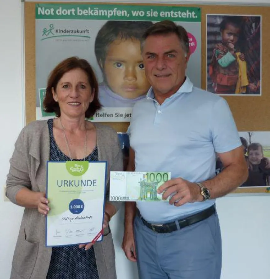 Andrea Kaiser und Hans-Georg Bayer bei der Spendenübergabe