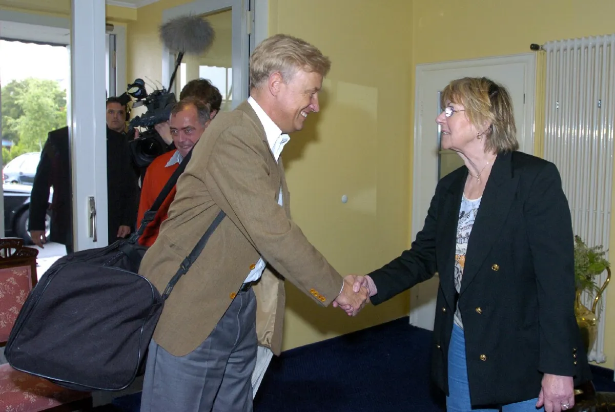 Ole von Beust und der Hamburger Senat werden von Gerda Jungjohann im Ringhotel Berlin in Heide/Holstein begrüsst.