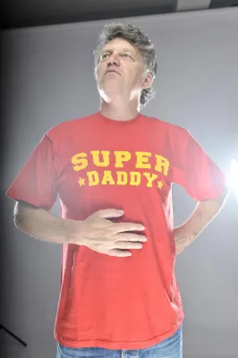 Bild: Schauspieler Volker Meyer-Dabisch mit Solo-Comedy: Superdaddy (UFA Fabrik ab 17.04.)