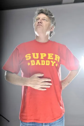 Bild: Schauspieler Volker Meyer-Dabisch mit Solo-Comedy: Superdaddy (UFA Fabrik ab 17.04.)