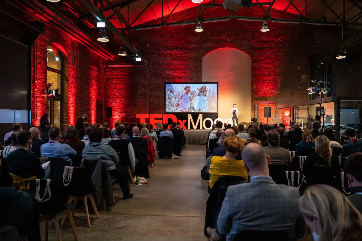 TEDxMoers in der Industriehalle auf dem Eurotec-Gelände