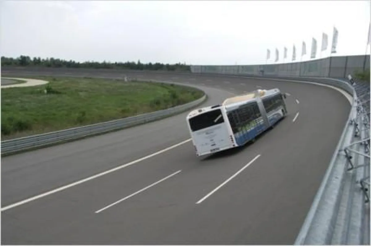 Optimierung von Hybridfahrzeugen: Messfahrt eines Hybrid-Gelenkbusses des Herstellers HES