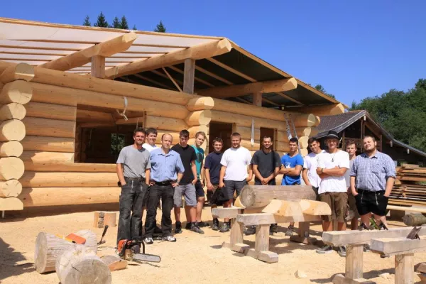 Innung der Zimmerer besucht Blockbaubetrieb bei Bad Tölz Bild: Innung der Zimmerer besucht Blockbaubetrieb bei Bad Tölz