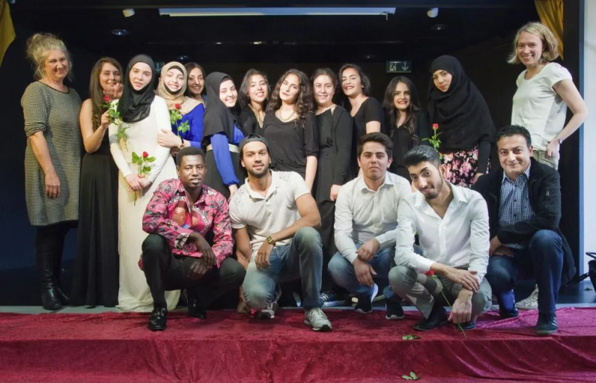 Theaterkurs 11 der NMS mit Unterstützern u.  Betreuern: Ute Grütter, Altamasch Noor, Nihat Anil