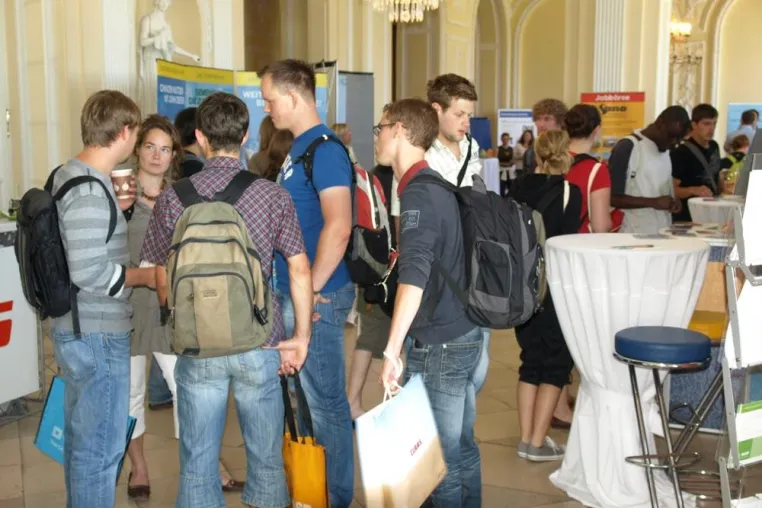 Firmenkontaktmessen informierten Studenten in Hohenheim und Weihenstephan über den Agrar-Arbeitsmarkt Bild: Firmenkontaktmessen informierten Studenten in Hohenheim und Weihenstephan über den Agrar-Arbeitsmarkt