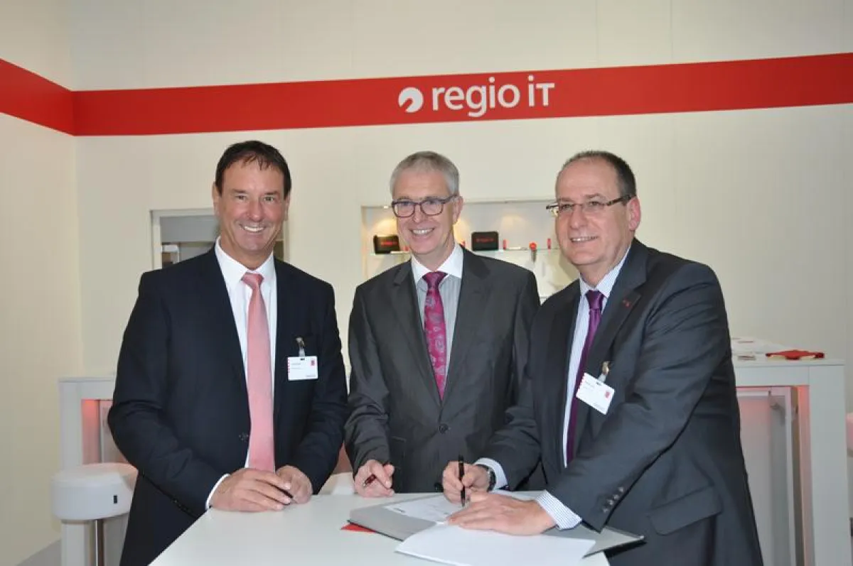 Kooperation beschlossen: Ulrich Künkel (ekom21), Dieter Rehfeld (regio iT) und Bertram Huke (ekom21)