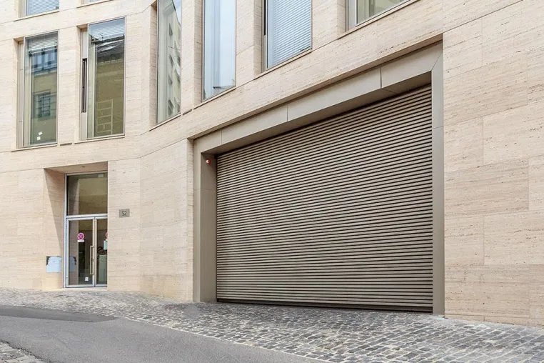 Bild: Hochwertige und individuell gestaltete Toranlagen für die Sparkasse KölnBonn