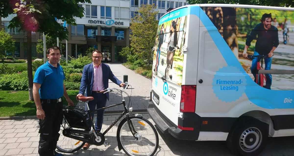 Company Bike Mitarbeiter Mladen Paukovic und Herr Rödel, CFO von Motel One