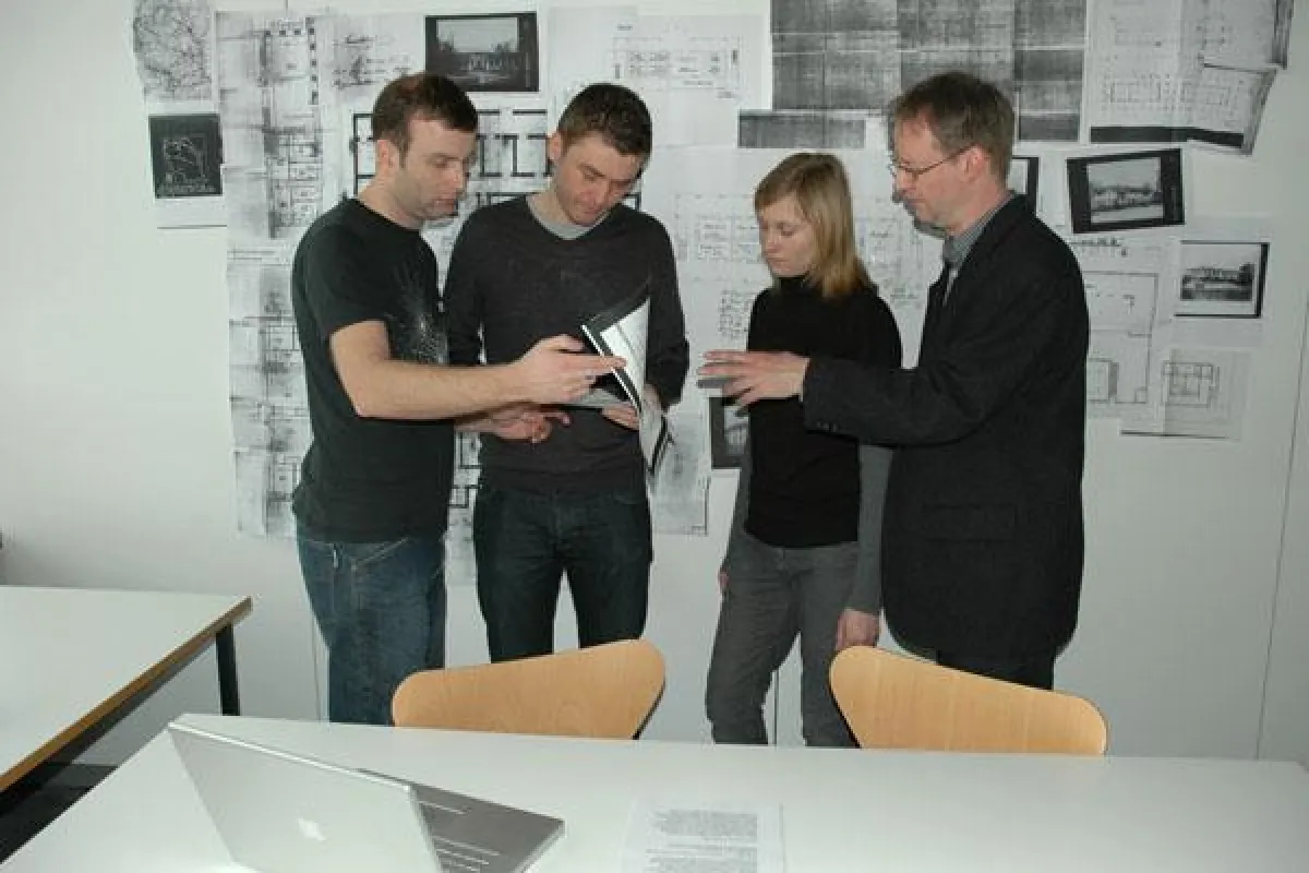 Von Links: Die Studierenden Andreas Schulz (Master, 29), Steven Schachtschneider (Master, 25) und Christina Glaß (Bachelor, 23) des Studienganges Architektur der Hochschule Wismar mit Gastprofessor Dr