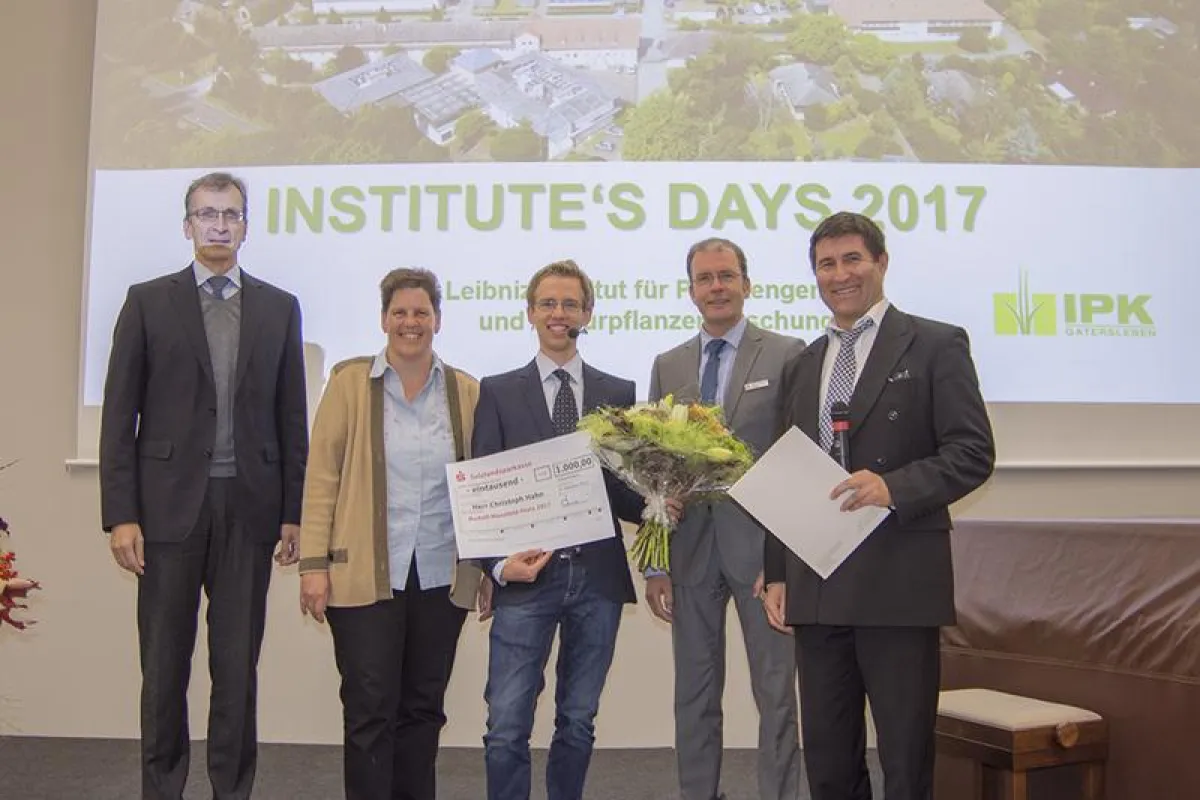 Der Preisträger des Rudolf-Mansfeld-Preises Christoph Hahn (Mitte) und Andreas Graner, Ulrike Lohwasser, Hans-Michael Strube und Viktor Korzun (v. l. n. r.) der Gem. z. Förderung der Kulturpflanzenf.