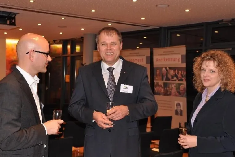 Bild: Caritas und Wirtschaftsministerium würdigen gesellschaftliches Engagement von Dr. Walser Dental
