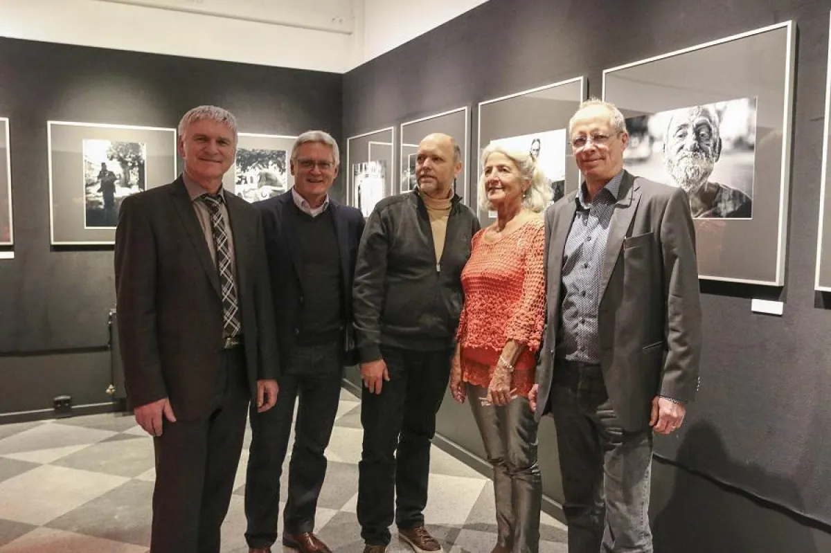 (Foto: hl-studios, Erlangen) Museums- und Schulleitung freuen sich über den Start der Ausstellung