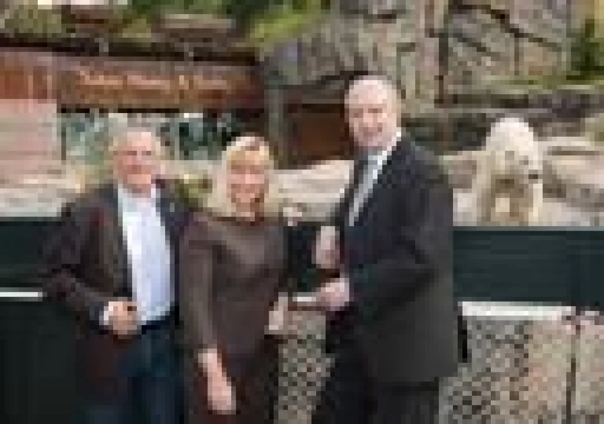 K.M. Machens, Elaine Taylor und Jörg Bode mit Eisbaer Sprinter