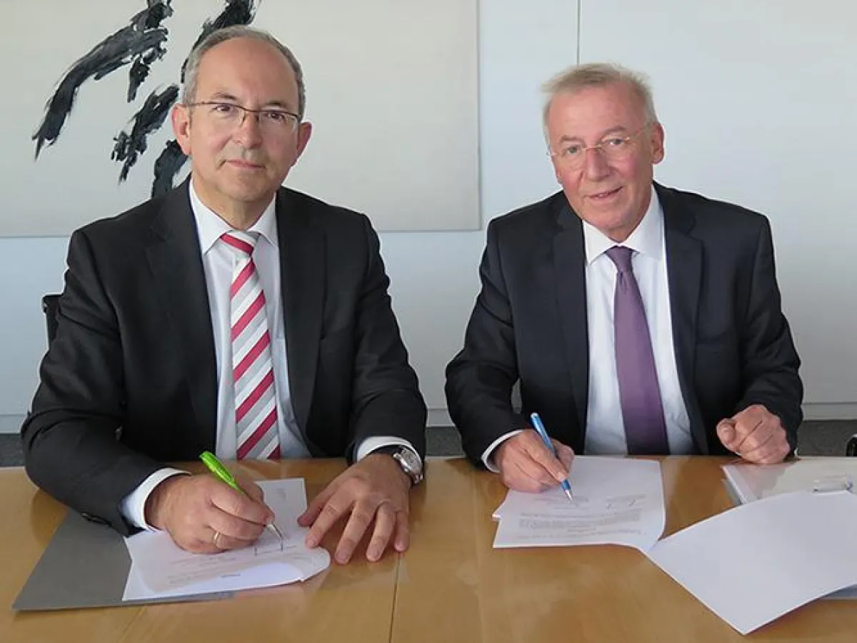 v.l.: Prof. Dr. Ottmar Schneck und Dr. Wolfgang Biegert unterzeichnen den Kooperationsvertrag