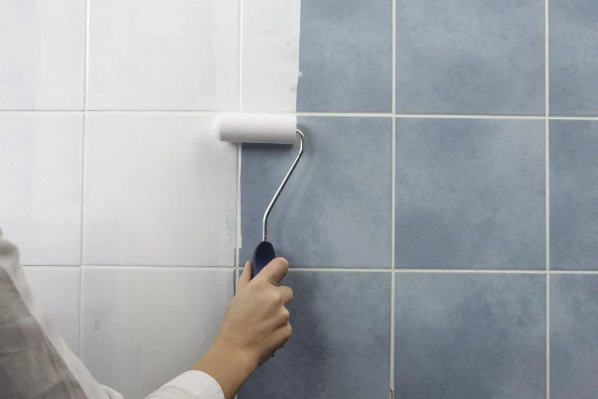 Mit Fliesenlacken in modernen Farben erstrahlen alte Bäder schnell in neuem Glanz ? und das ohne viel Bauschmutz. Foto: AkzoNobel