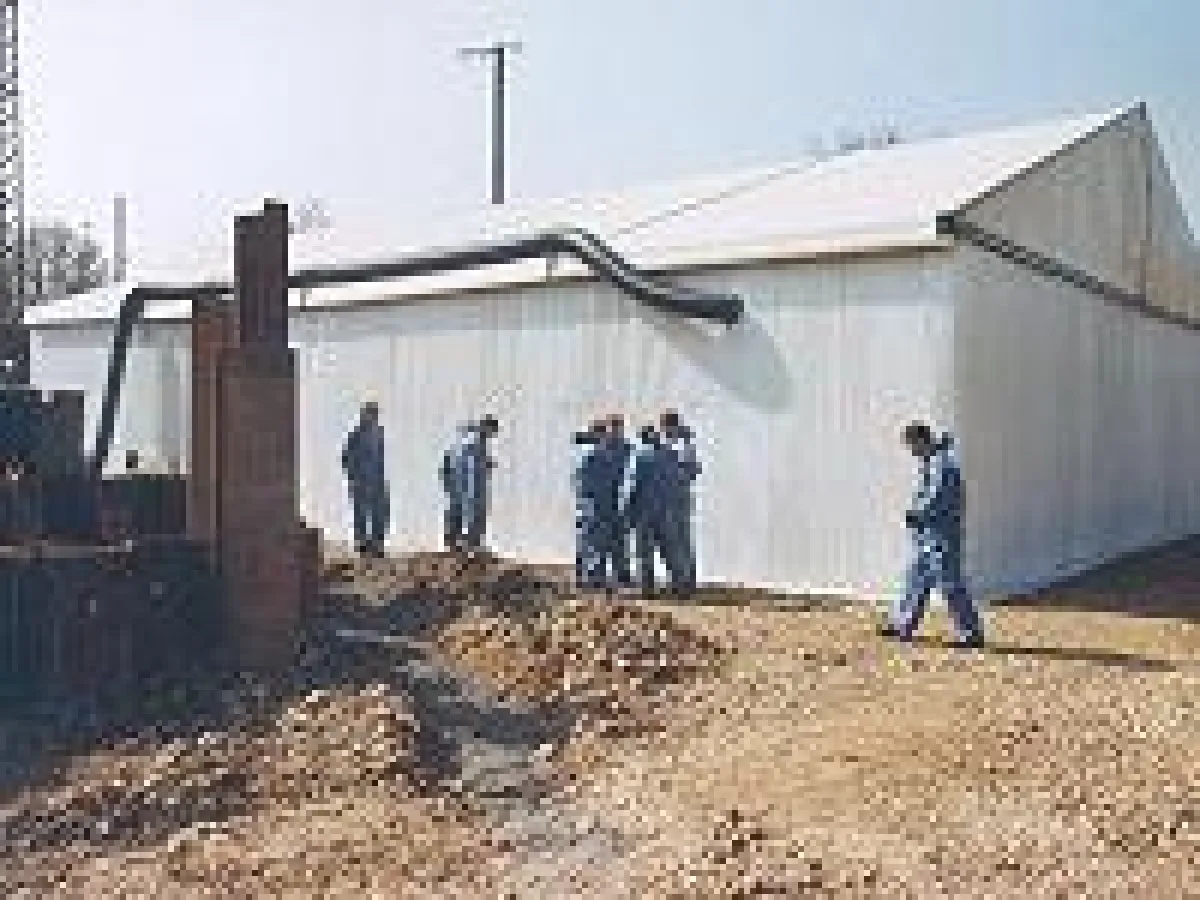 In Italien mit Atemmasken und Gefahrschutzanzügen gearbeitet