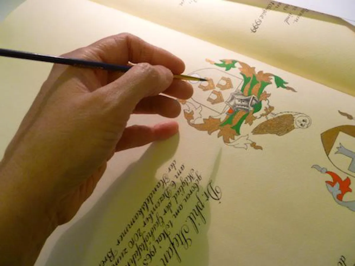 Susanne Schmitz bei der Aktalisierung des Großen Buchs der bremischen Kaufmannsgesellschaft