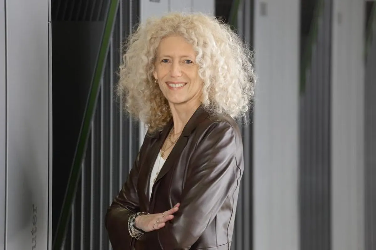 Prof. Dr. Kristel Michielsen vor dem Jülicher Superrechner JUQUEEN (Copyright: Forschungszentrum Jülich / Ralf-Uwe Limbach)