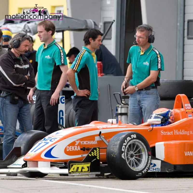 Fahrzeug von Dominick Muermans im Swiss Racing Team in der Boxengasse