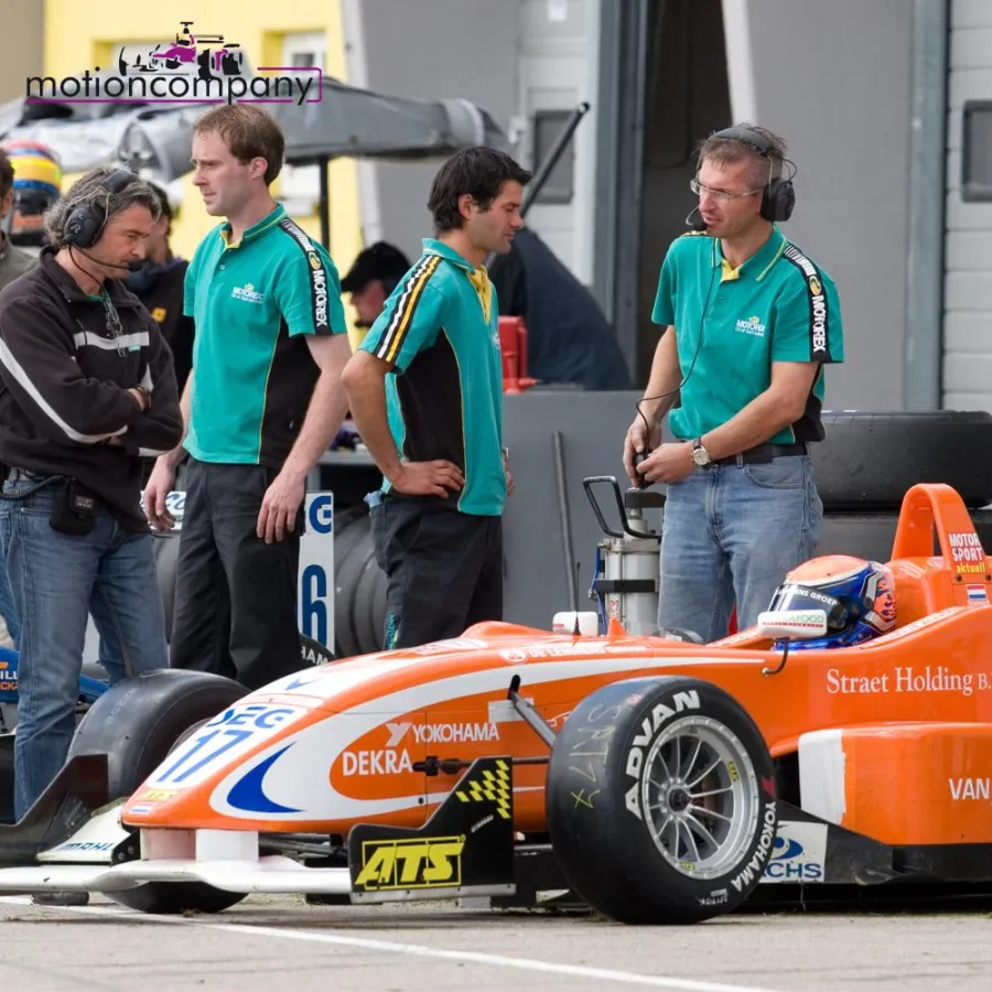 Fahrzeug von Dominick Muermans im Swiss Racing Team in der Boxengasse