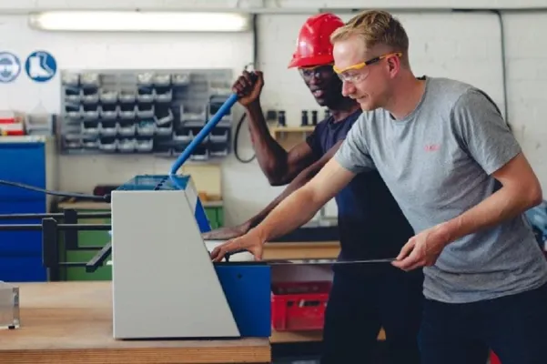 Bild: Stürmer Maschinen unterstützt Ausbildungsinitiative für Migranten