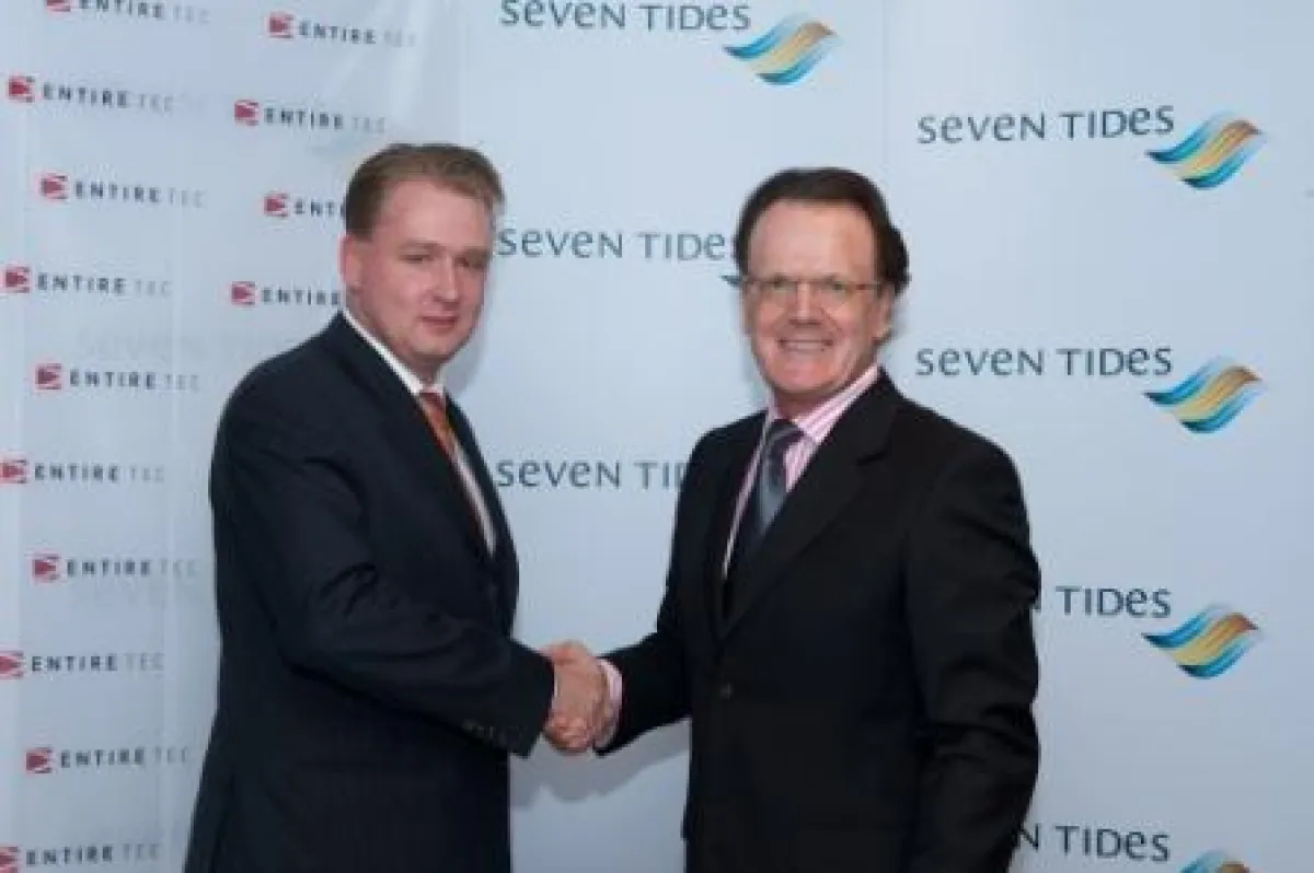 Vertragsabschluss zwischen Thomas Herrmann, CEO ENTIRETEC (links) und Malcolm N. Ross, COO Seven Tides (rechts)