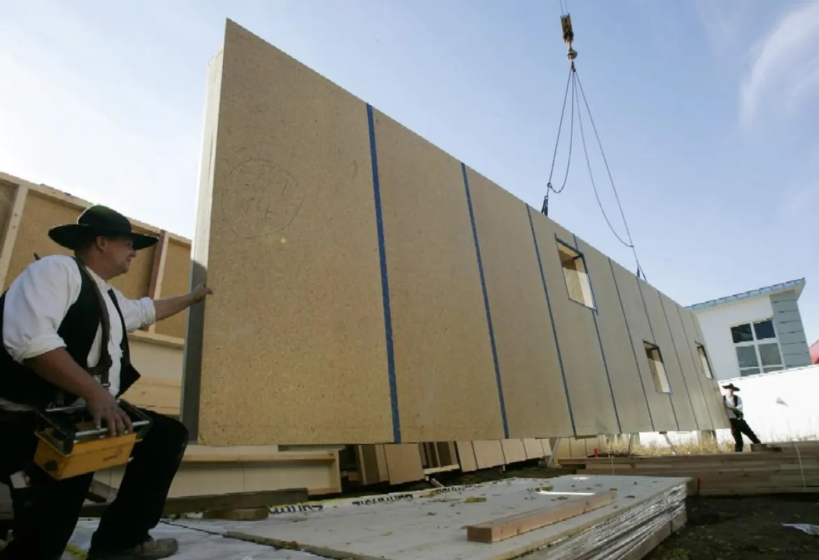 Die Vorfertigung ganzer Wandkonstruktionen macht die Holzbauweise zu einer schnellen Sache: In weniger als zwölf Stunden lässt sich die regendichte Gebäudehülle auf der Baustelle montieren.
