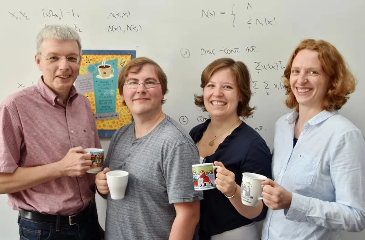 Ort der Begegnung: Prof. Dr. Martin Mundhenk ( v. l.), Student André Prater, Studentin Charlotte Pfeifer und Prof. Dr. Anke Pohl von der Uni Jena treffen sich im „Mathe-Café“. (Foto: Anne Günther/FSU)