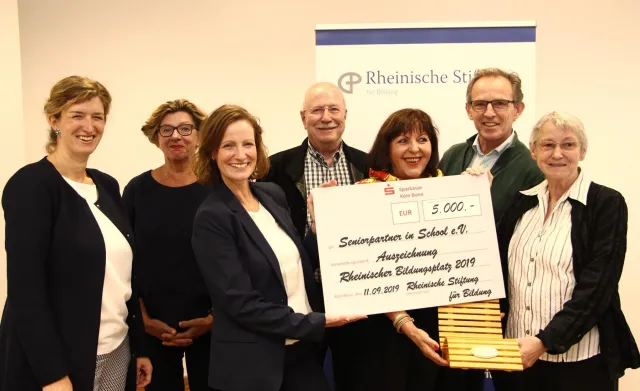 Bild: Regionalgruppe Köln des "Seniorpartner in School e. V." erhält den Rheinischen Bildungsplatz 2019