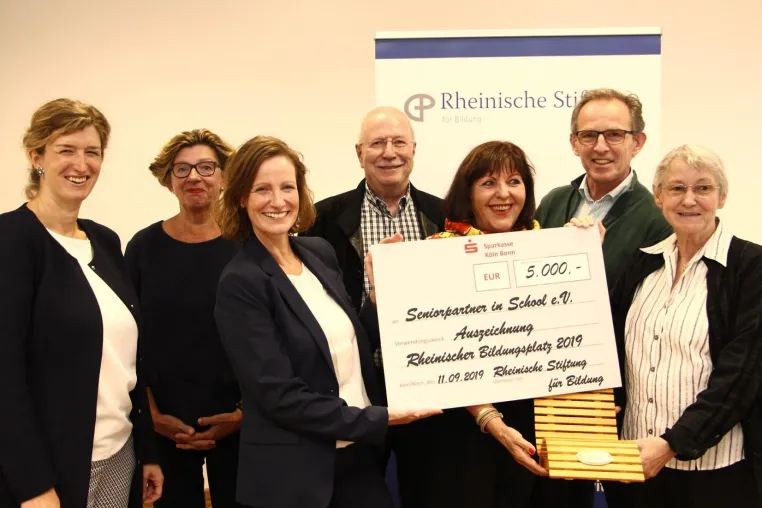 Regionalgruppe Köln des "Seniorpartner in School e. V." erhält den Rheinischen Bildungsplatz 2019 Bild: Regionalgruppe Köln des "Seniorpartner in School e. V." erhält den Rheinischen Bildungsplatz 2019