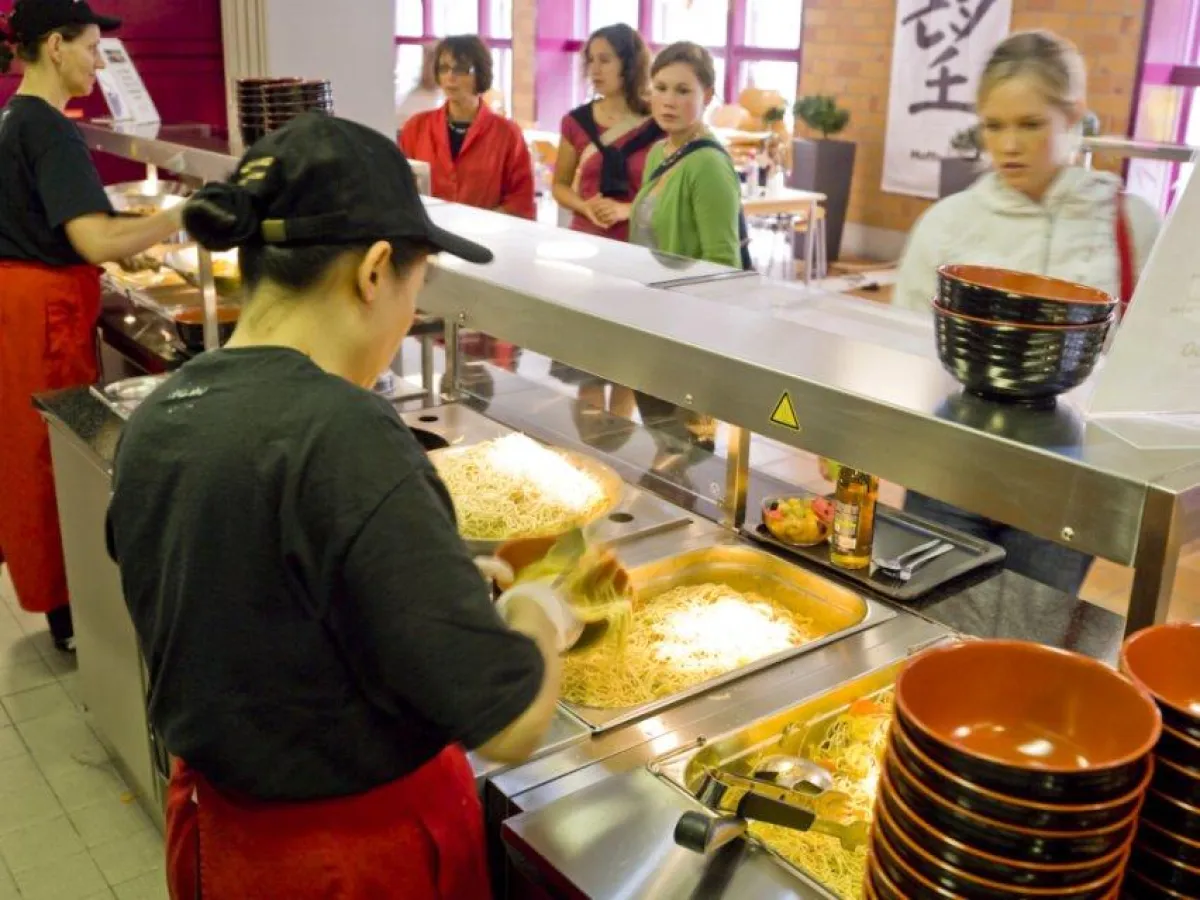 Kompetent geplante Speisenausgaben in Schulküchen sichern schnelle Essensausgabezeiten und hohe optische Attraktivität zugleich. (Foto VdF/IVT)