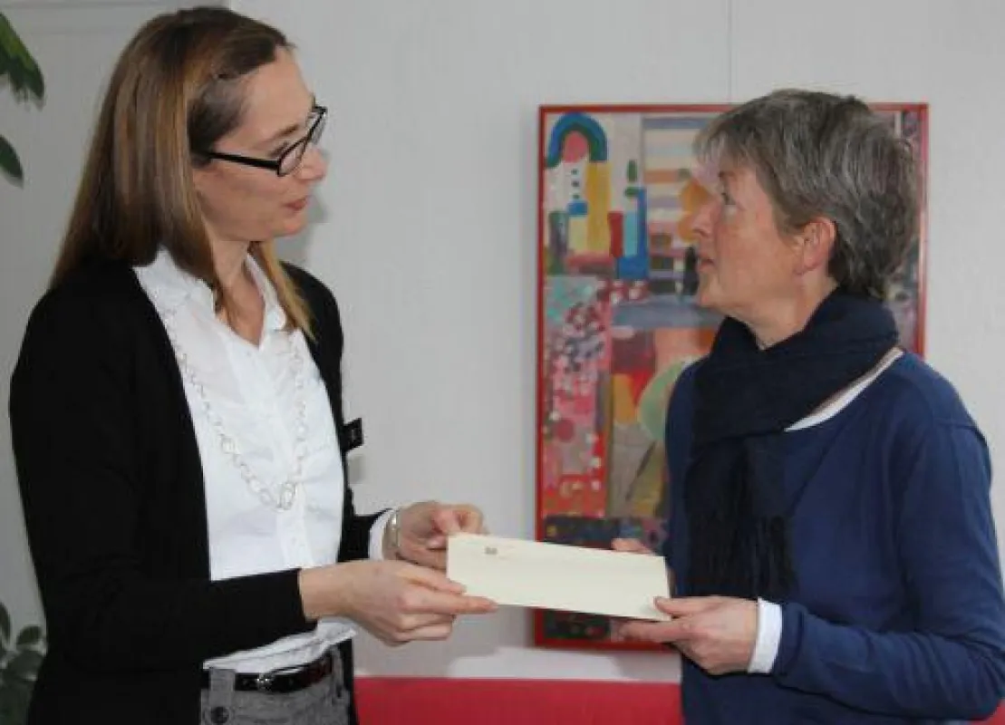 Barbara Dubus (Foto links) ueberreicht die Spende an Ingrid Goedde