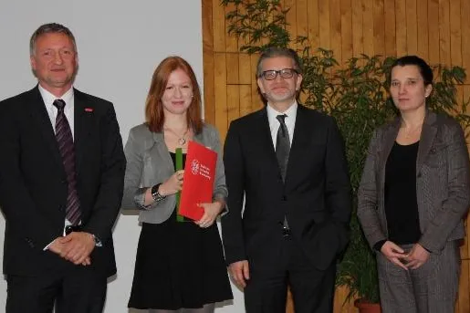 Bild: „AutoVision-Absolventen-Award 2011“ für außergewöhnliches Engagement an Maren Klawitter verliehen