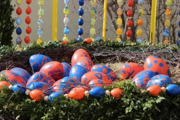 Bild: Es wird bunt im Kneipp-Original Bad Wörishofen - Osterbrunnenfest und internationaler Ostereiermarkt