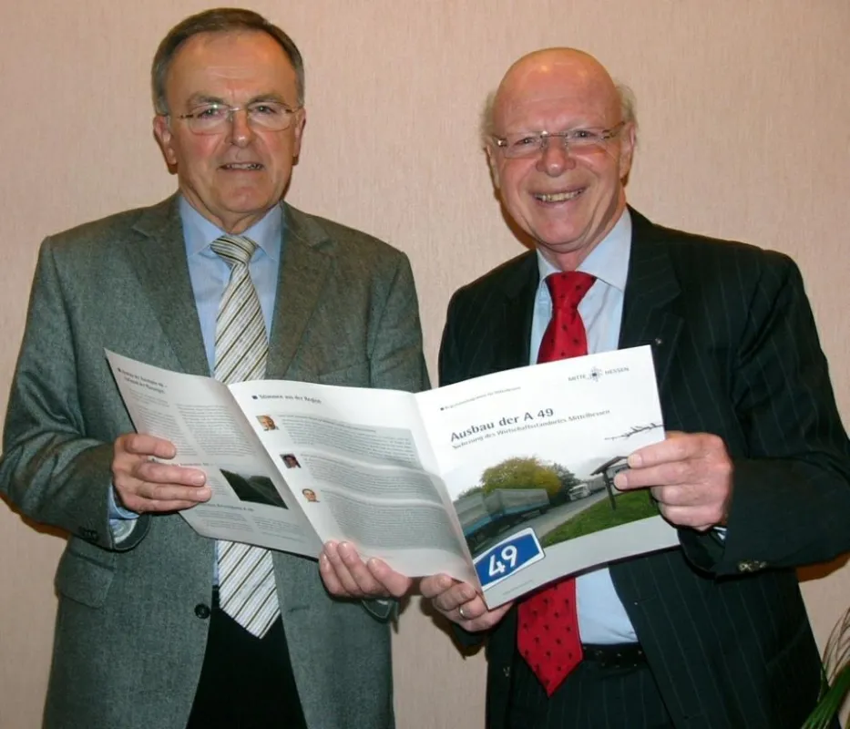 Die Broschüre zum Ausbau wird vorgestellt von Regierungspräsident a.D. Wilfried Schmied und Detlev Brömer, Ferrero