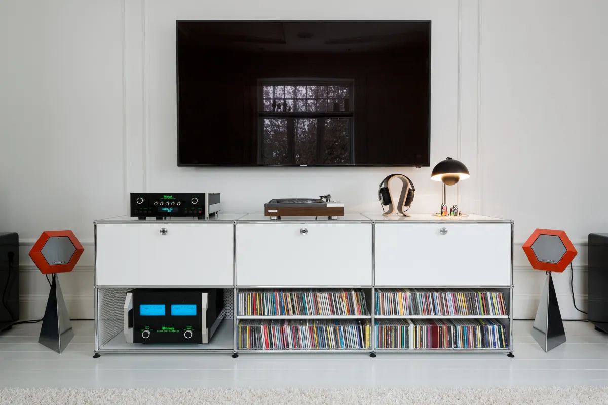 USM Haller Sideboard mit integrierter Smart-Home-Technik: Designklassiker trifft digitale Innovation (© blucom / USM Haller)