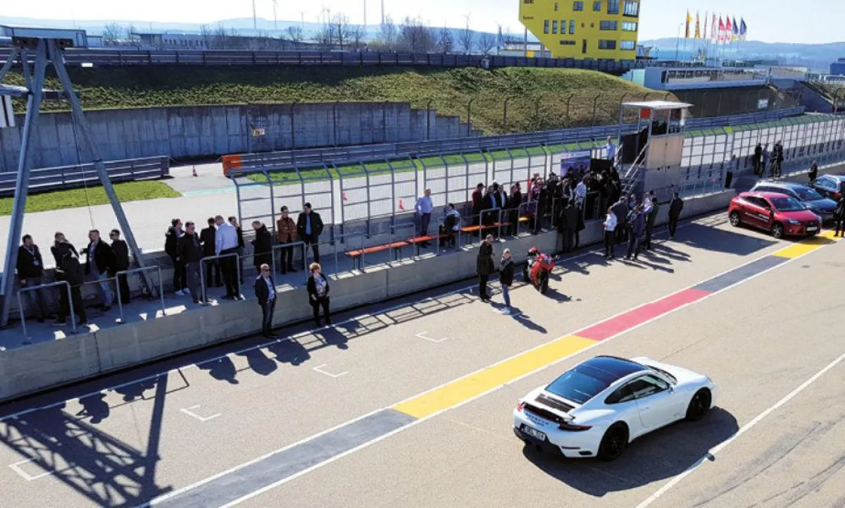 TÖNNJES und Kathrein am Sachsenring. © Bild: Verlag & Freie Medien | RFID im Blick