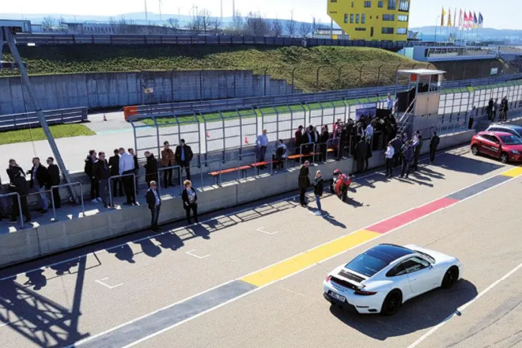 Bild: Digitale Kennzeichen: RFID-System identifiziert Fahrzeuge bei 220 km/h
